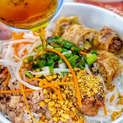 Bún thịt nướng, nem chả giò