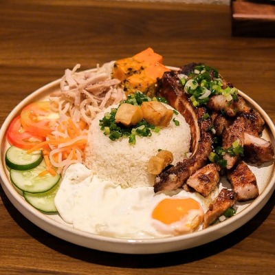 Cơm tấm sườn non nướng, bì, chả, trứng