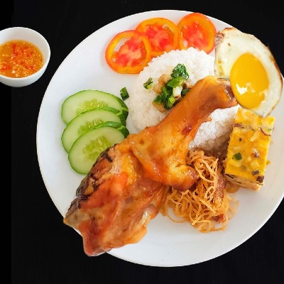 Cơm tấm gà, bì, chả, trứng